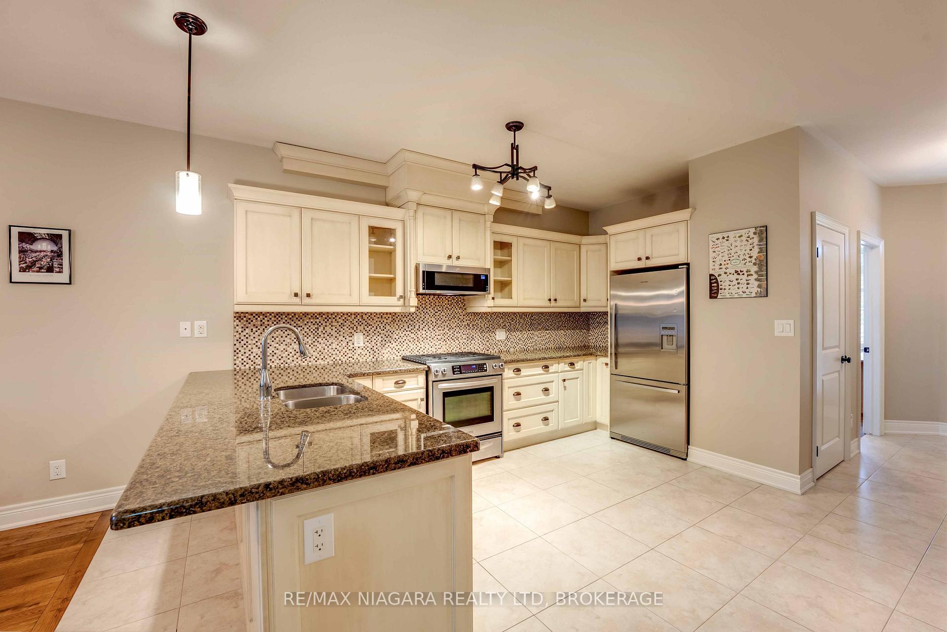 Photo 18 of 24 Emerald Common, St. Catharines, Lakeshore — HOMEH