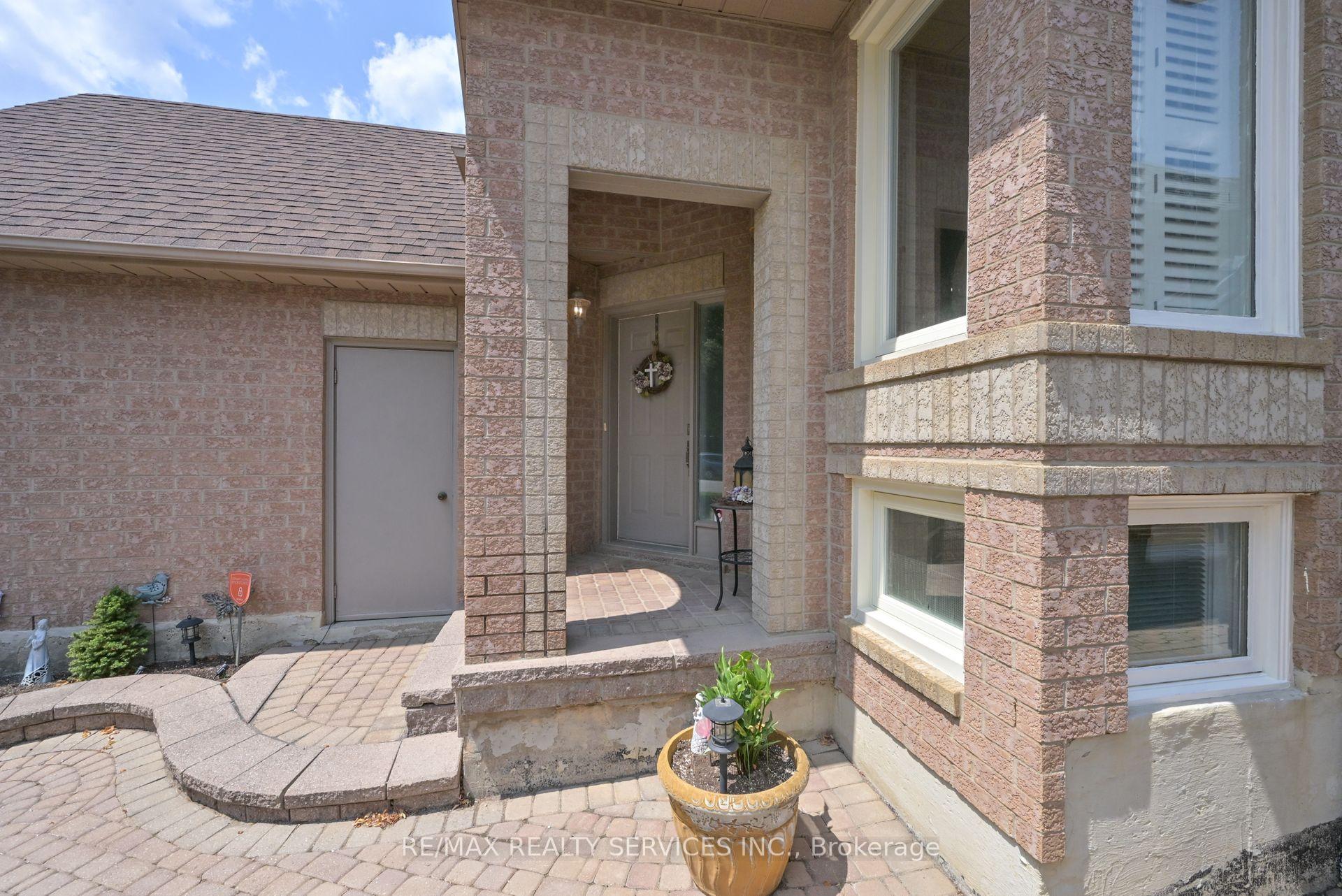 Photo 3 of 59 Springview Drive, Brampton, Brampton West — HOMEH