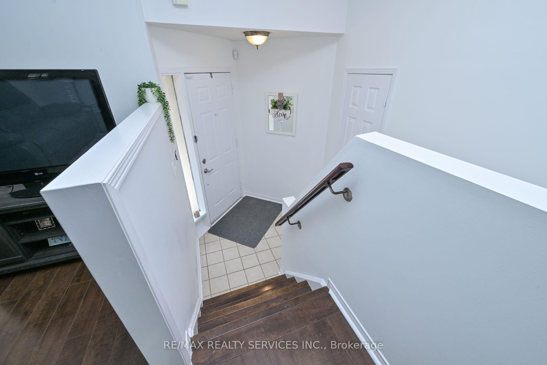 Photo 5 of 59 Springview Drive, Brampton, Brampton West — HOMEH