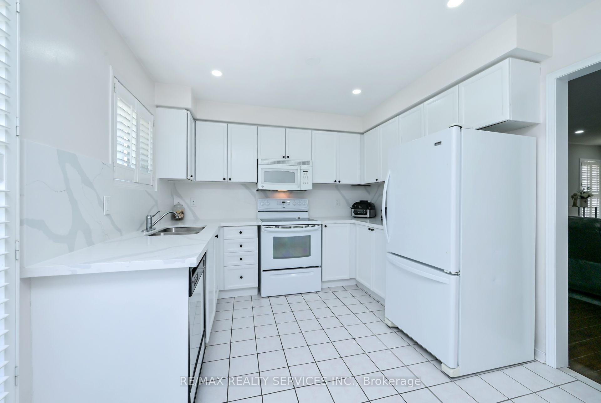 Photo 7 of 59 Springview Drive, Brampton, Brampton West — HOMEH