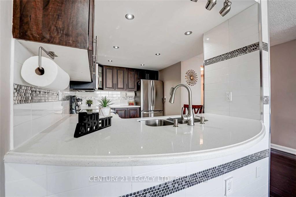 Photo 5 of Unit 408, 24 Hanover Road, Brampton, Queen Street Corridor — HOMEH