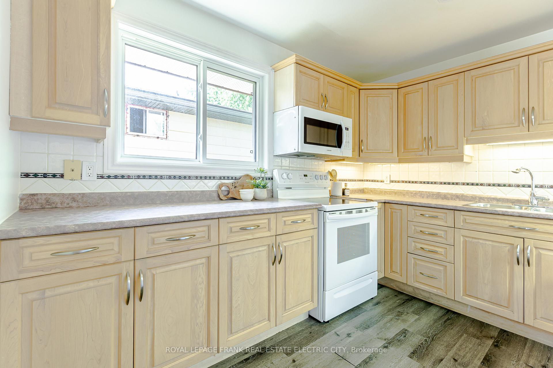 Photo 16 of 972 Southlawn Drive, Peterborough, Ashburnham Ward 4 — HOMEH