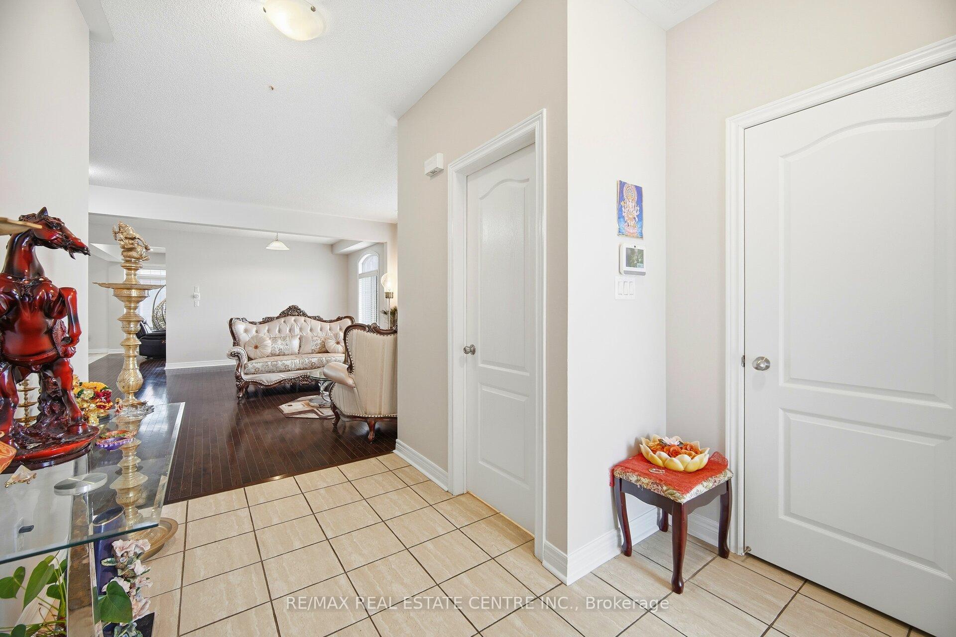 Photo 3 of 38 Lightcatcher Circle, Brampton, Bram East — HOMEH