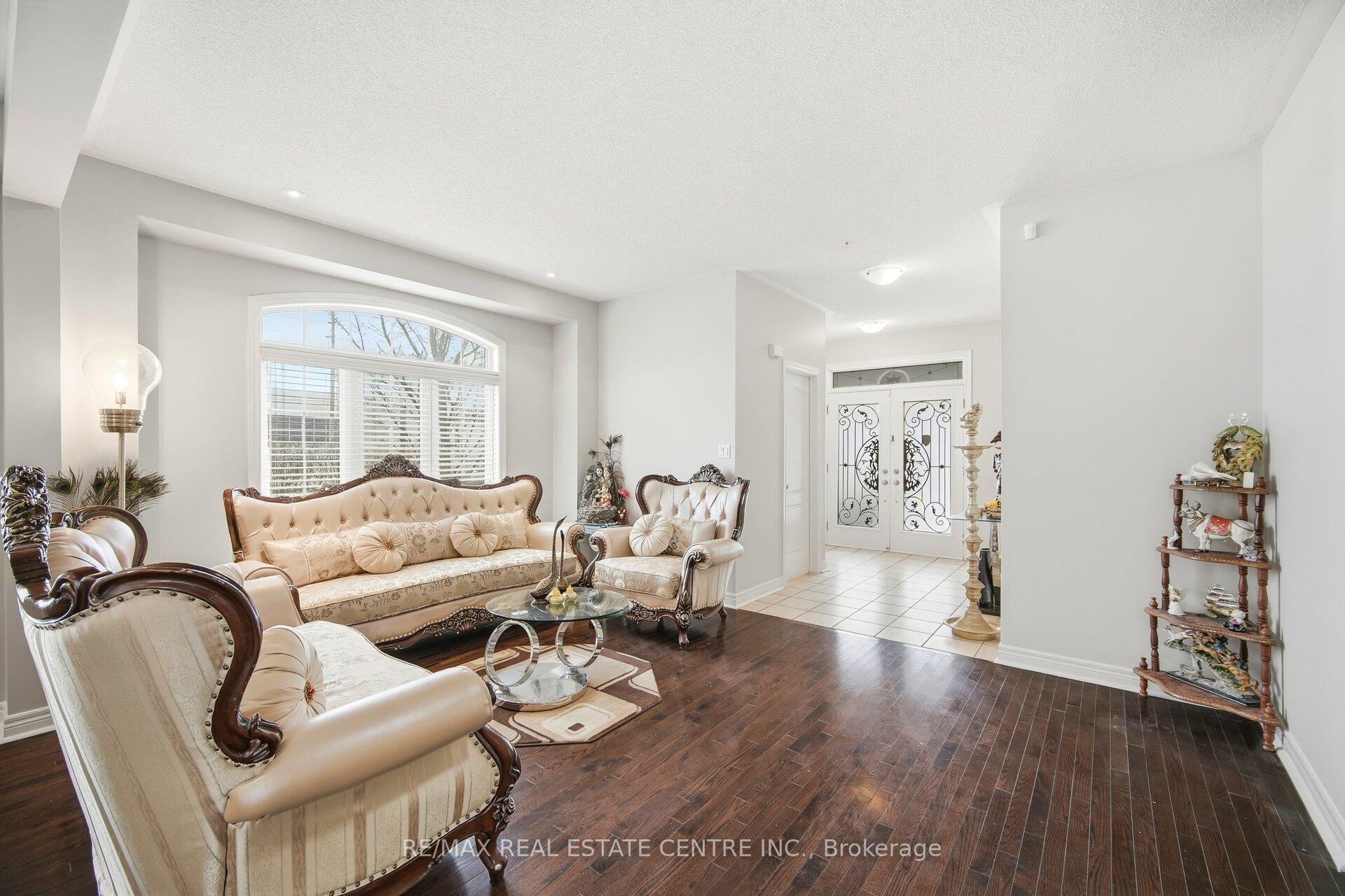 Photo 4 of 38 Lightcatcher Circle, Brampton, Bram East — HOMEH