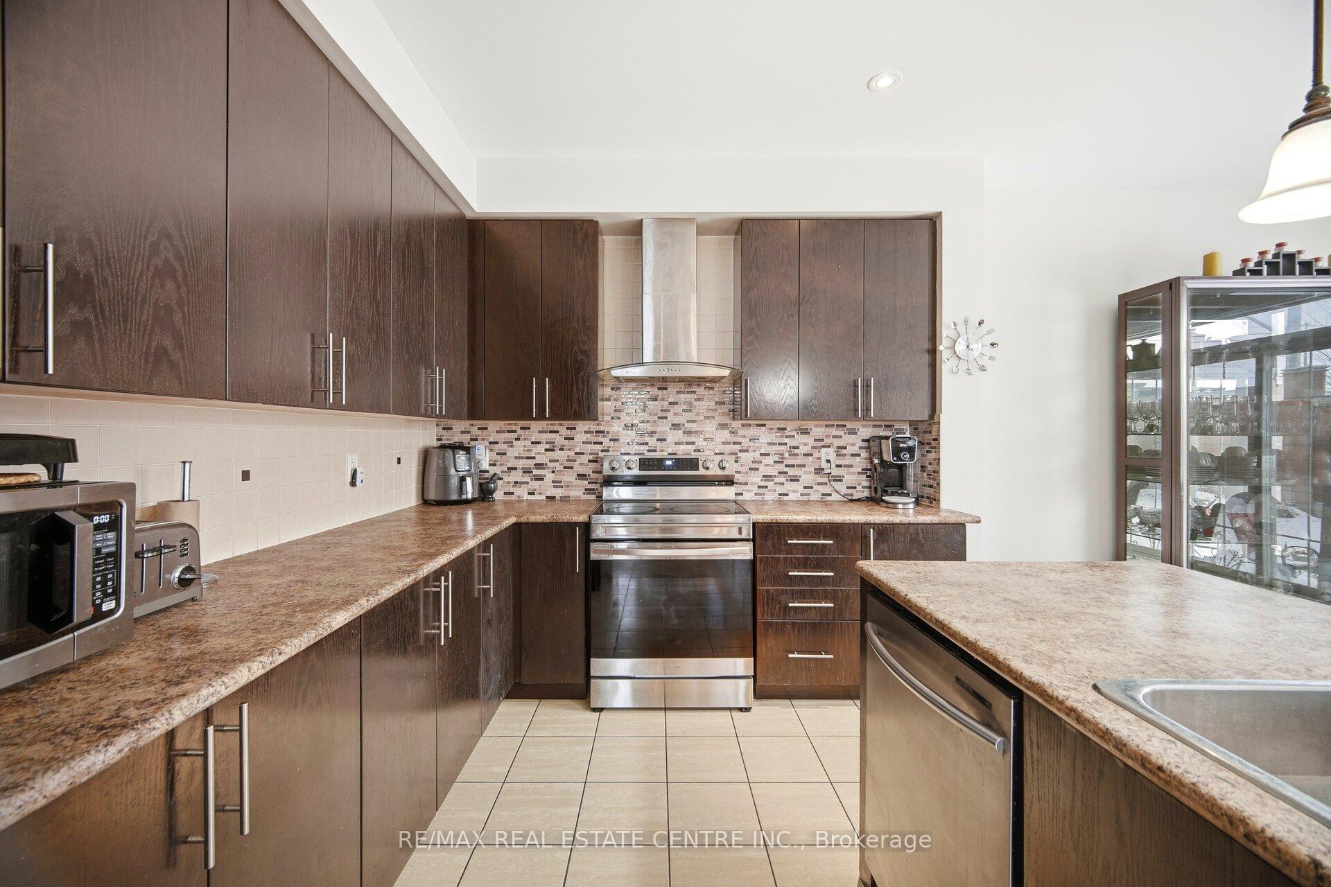 Photo 20 of 38 Lightcatcher Circle, Brampton, Bram East — HOMEH