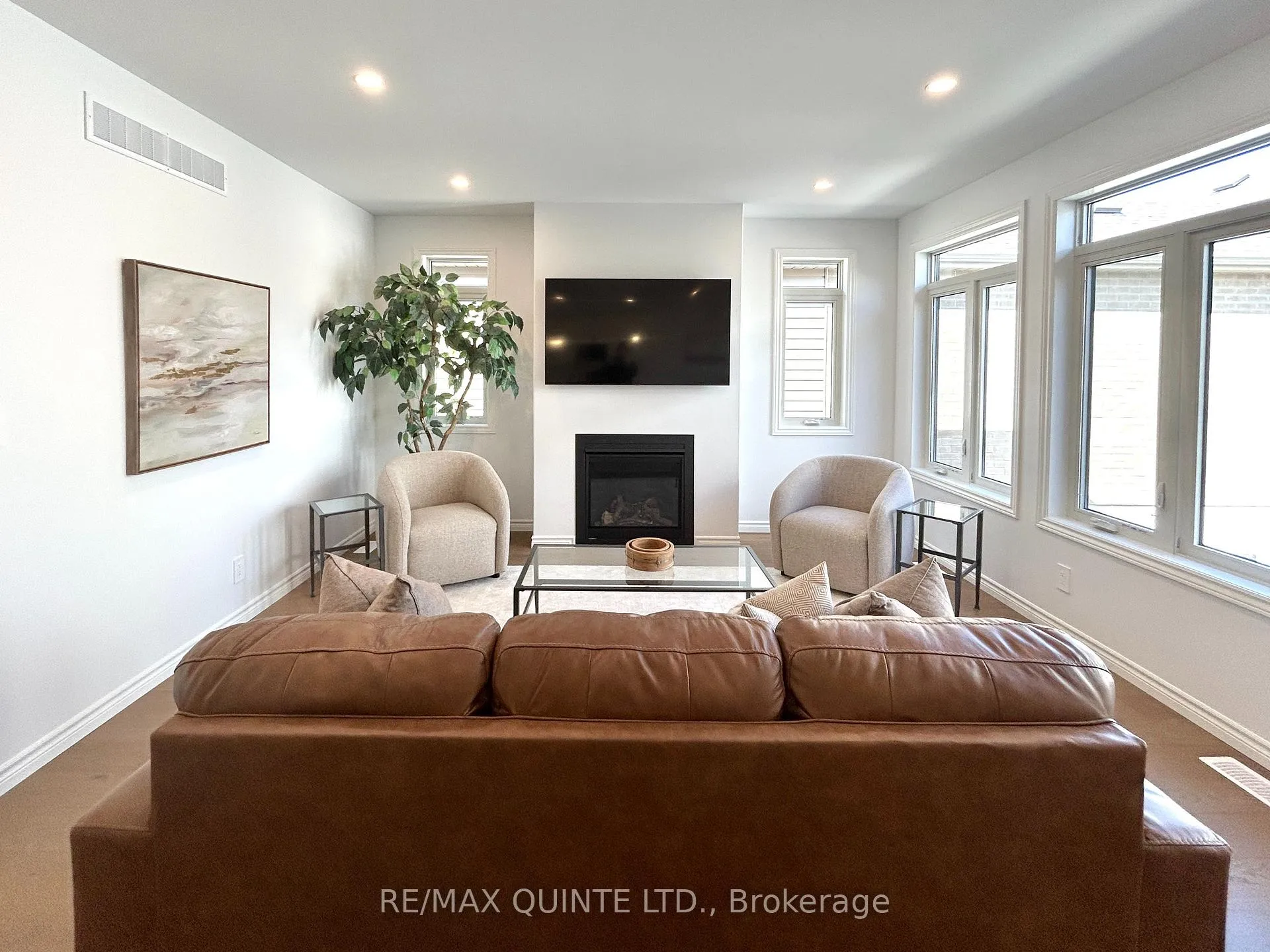 Photo 8 of Unit A, 77 Athabaska Drive, Belleville, Thurlow Ward — HOMEH