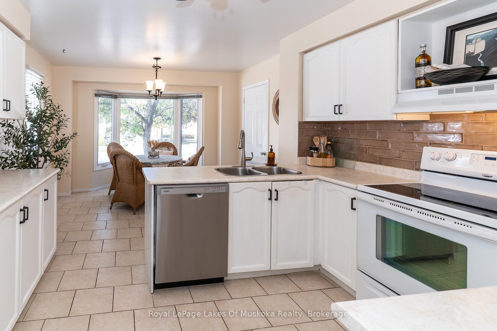 Photo 11 of 50 Shoreline Drive, Bracebridge, Macaulay — HOMEH