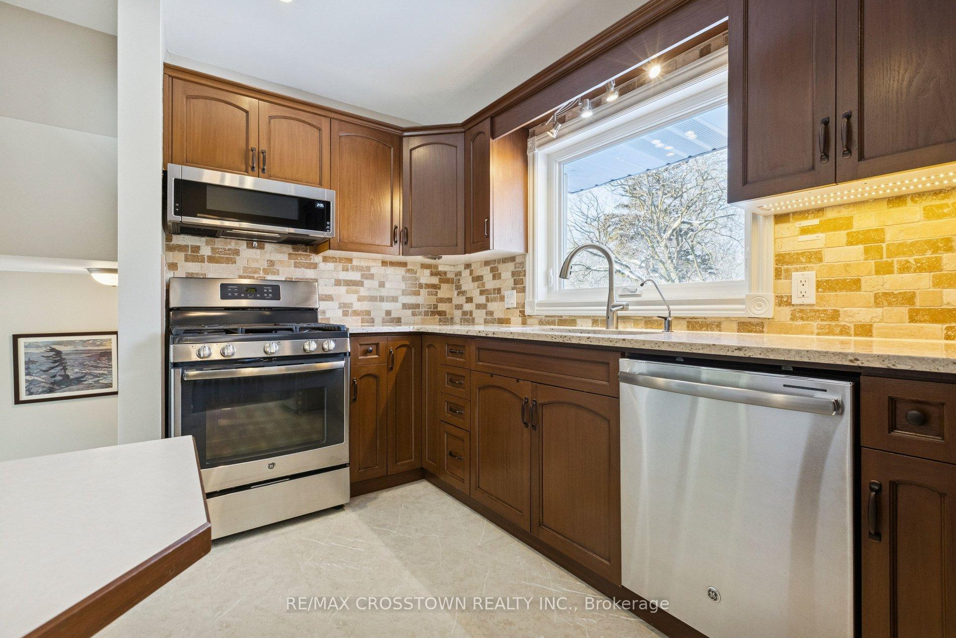 Photo 12 of 194 Ross Avenue, Kitchener — HOMEH