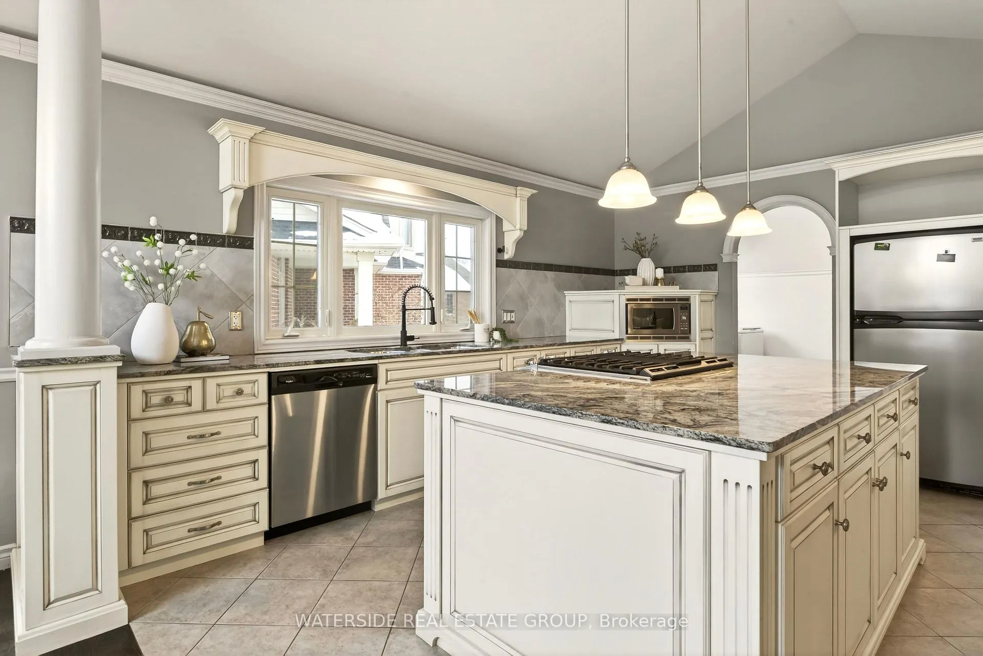 Photo 10 of 39 Bellevue Court, Welland, Coyle Creek — HOMEH
