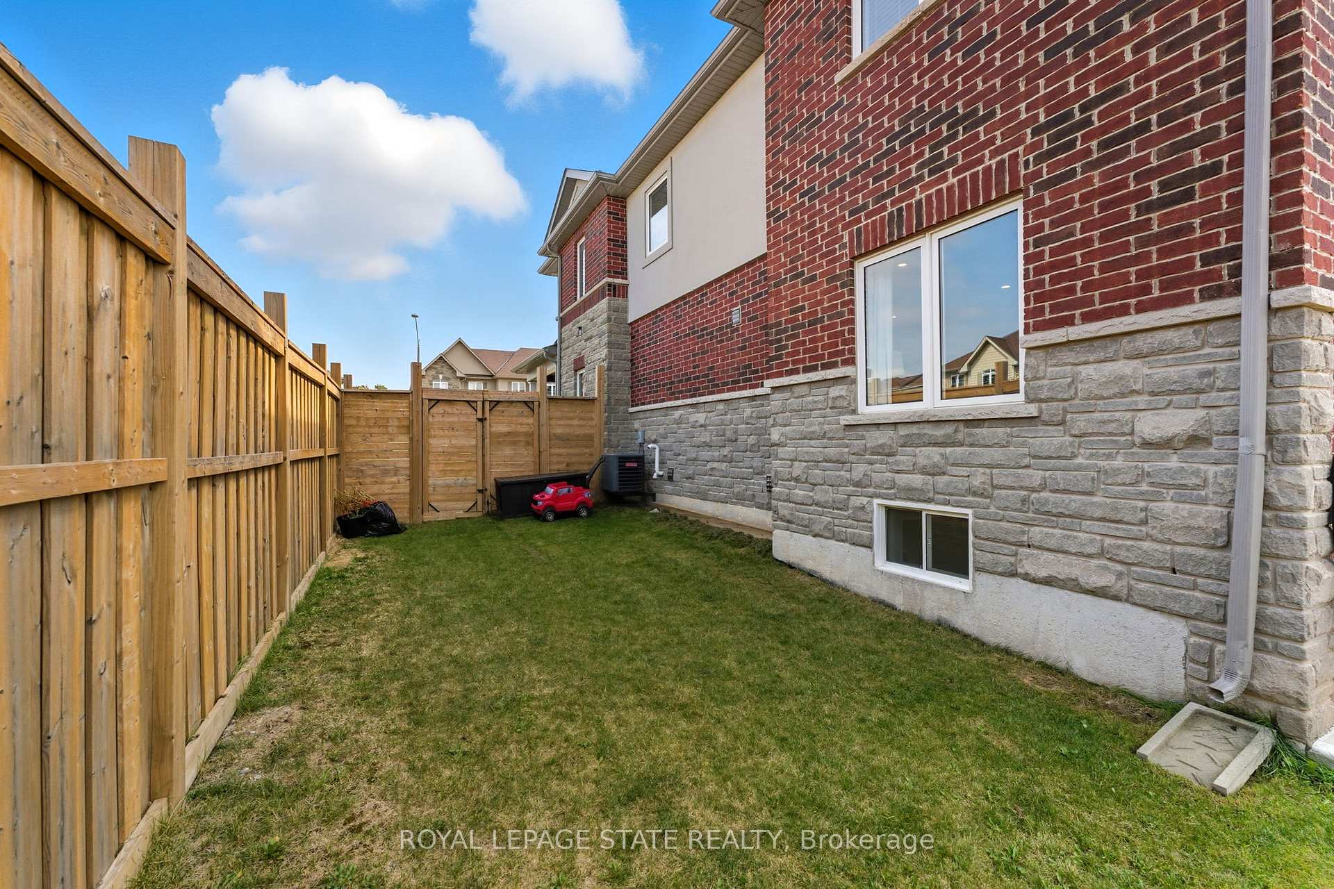 Photo 12 of 71 Bradbury Road, Hamilton, Stoney Creek Mountain — HOMEH