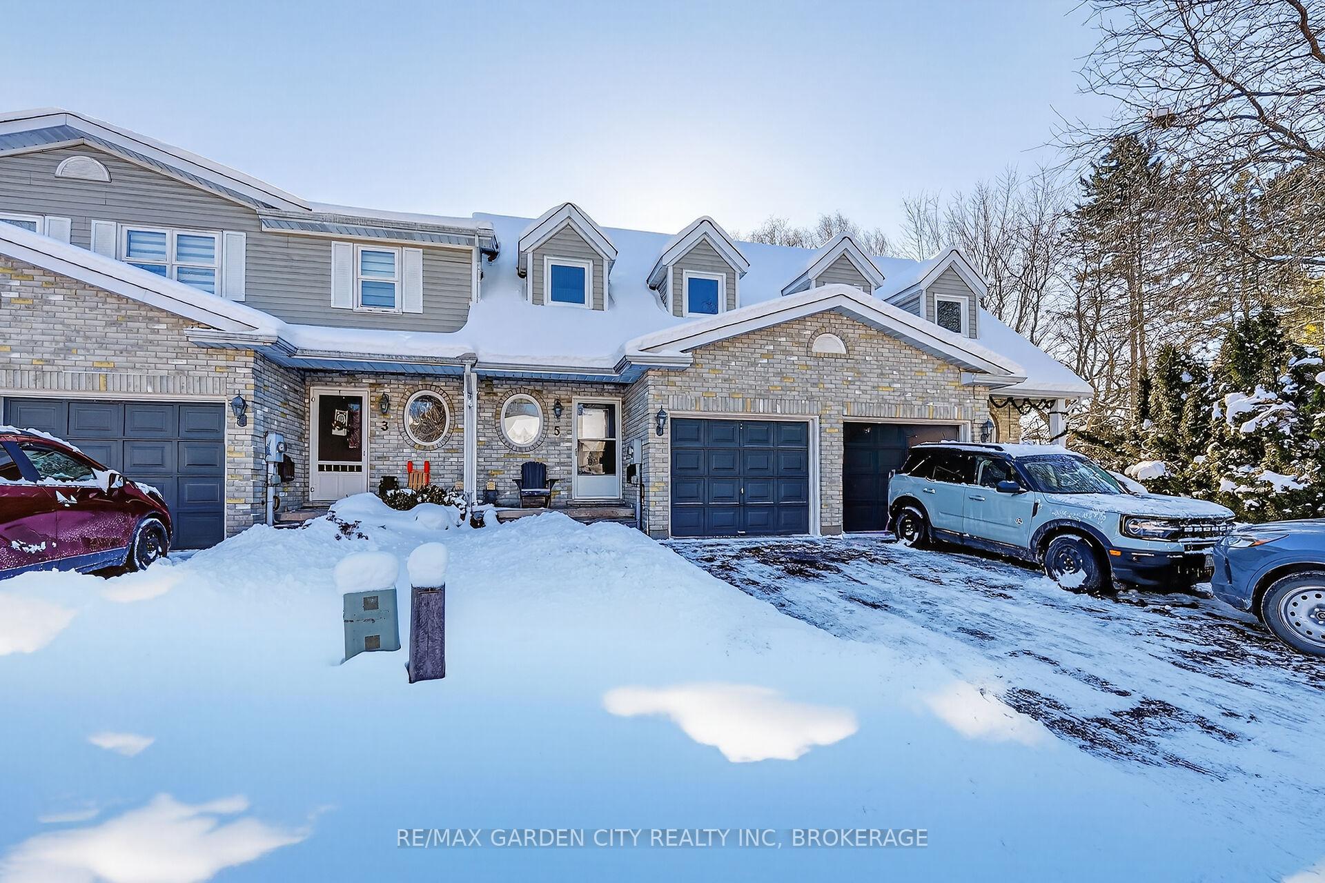 Photo 2 of 5 Maureen Court, Pelham, Fonthill — HOMEH