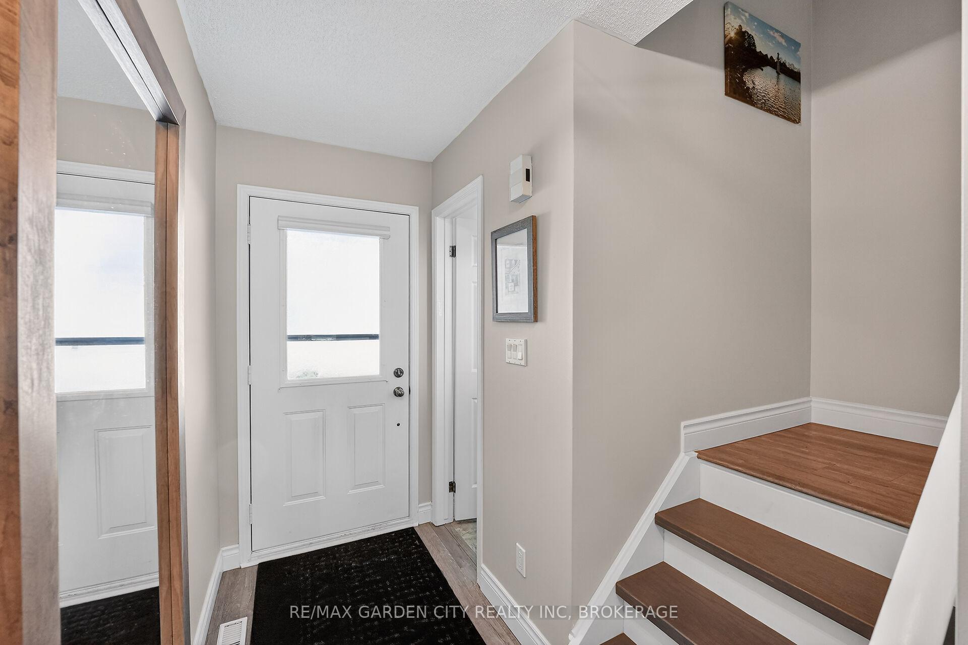 Photo 4 of 5 Maureen Court, Pelham, Fonthill — HOMEH