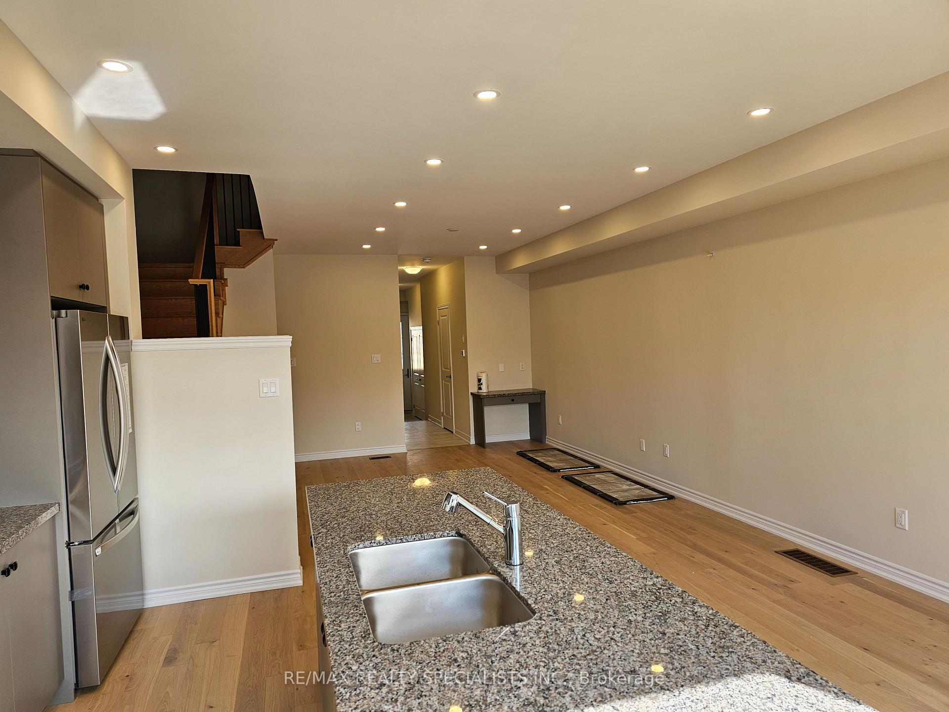 Photo 11 of 2078 Coppenwood Common, Burlington, Tyandaga — HOMEH