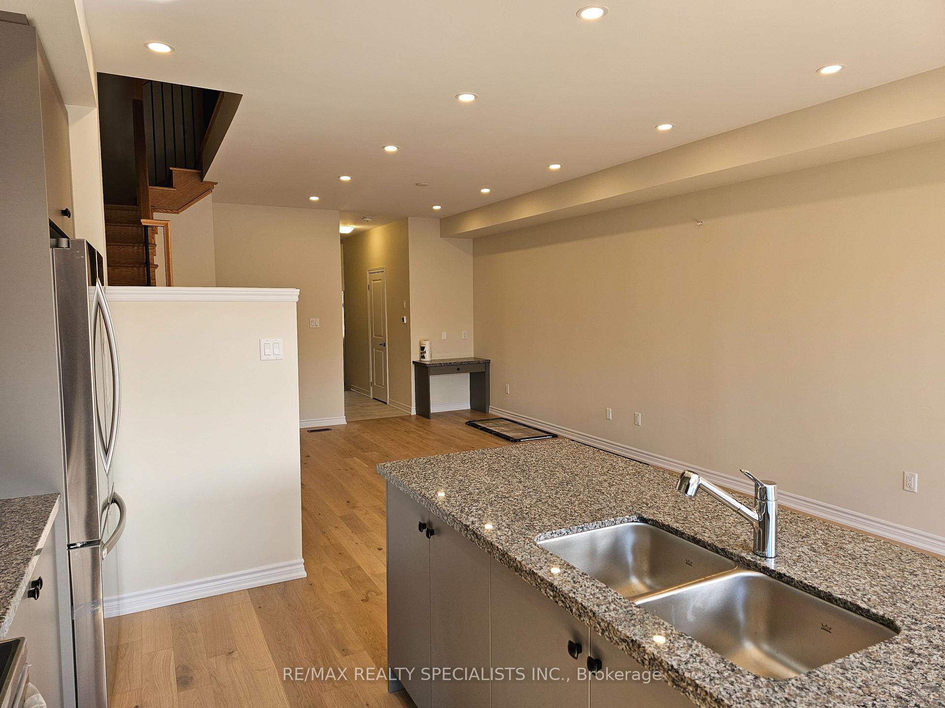 Photo 12 of 2078 Coppenwood Common, Burlington, Tyandaga — HOMEH