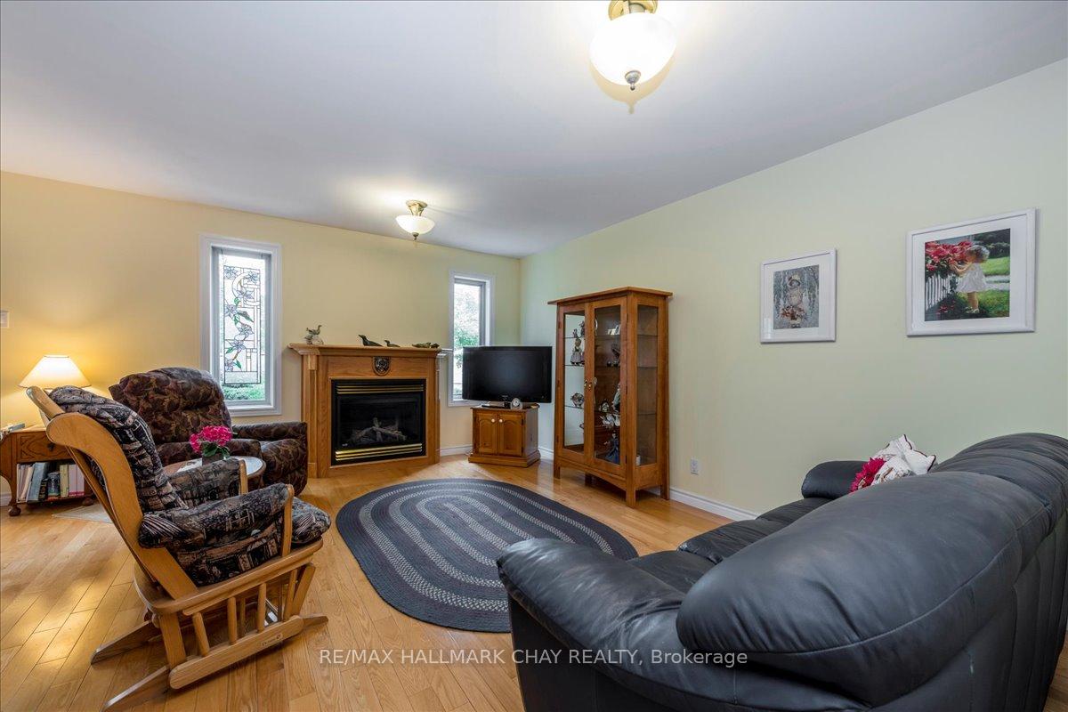 Photo 8 of 190 Pringle Drive, Barrie, Edgehill Drive — HOMEH