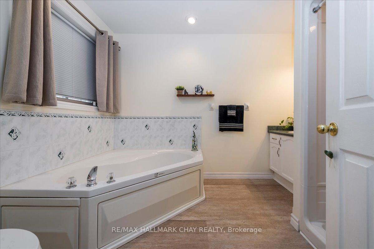 Photo 16 of 190 Pringle Drive, Barrie, Edgehill Drive — HOMEH