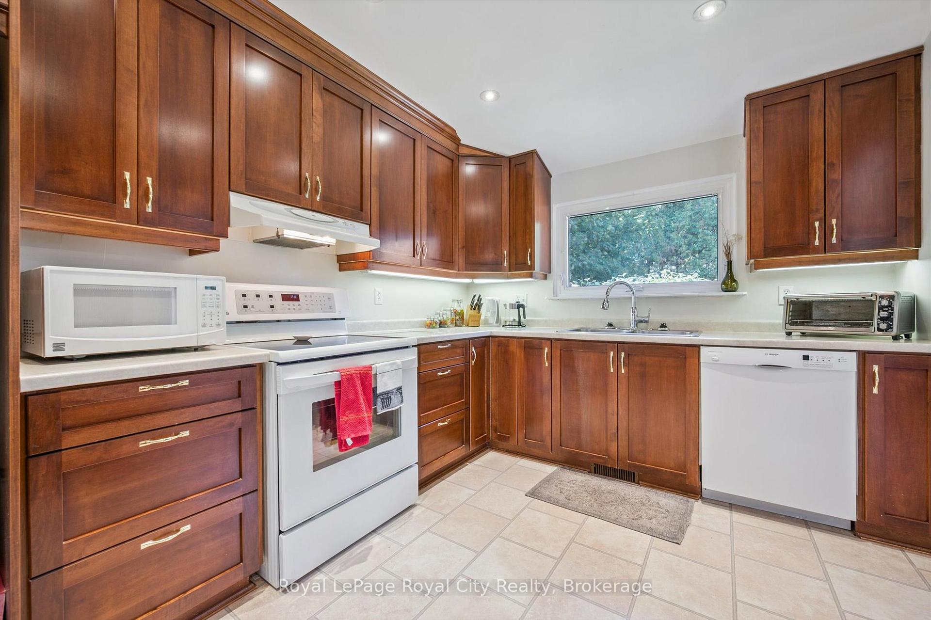 Photo 15 of 6 Fairmeadow Drive, Guelph, Willow West/Sugarbush/West Acres — HOMEH