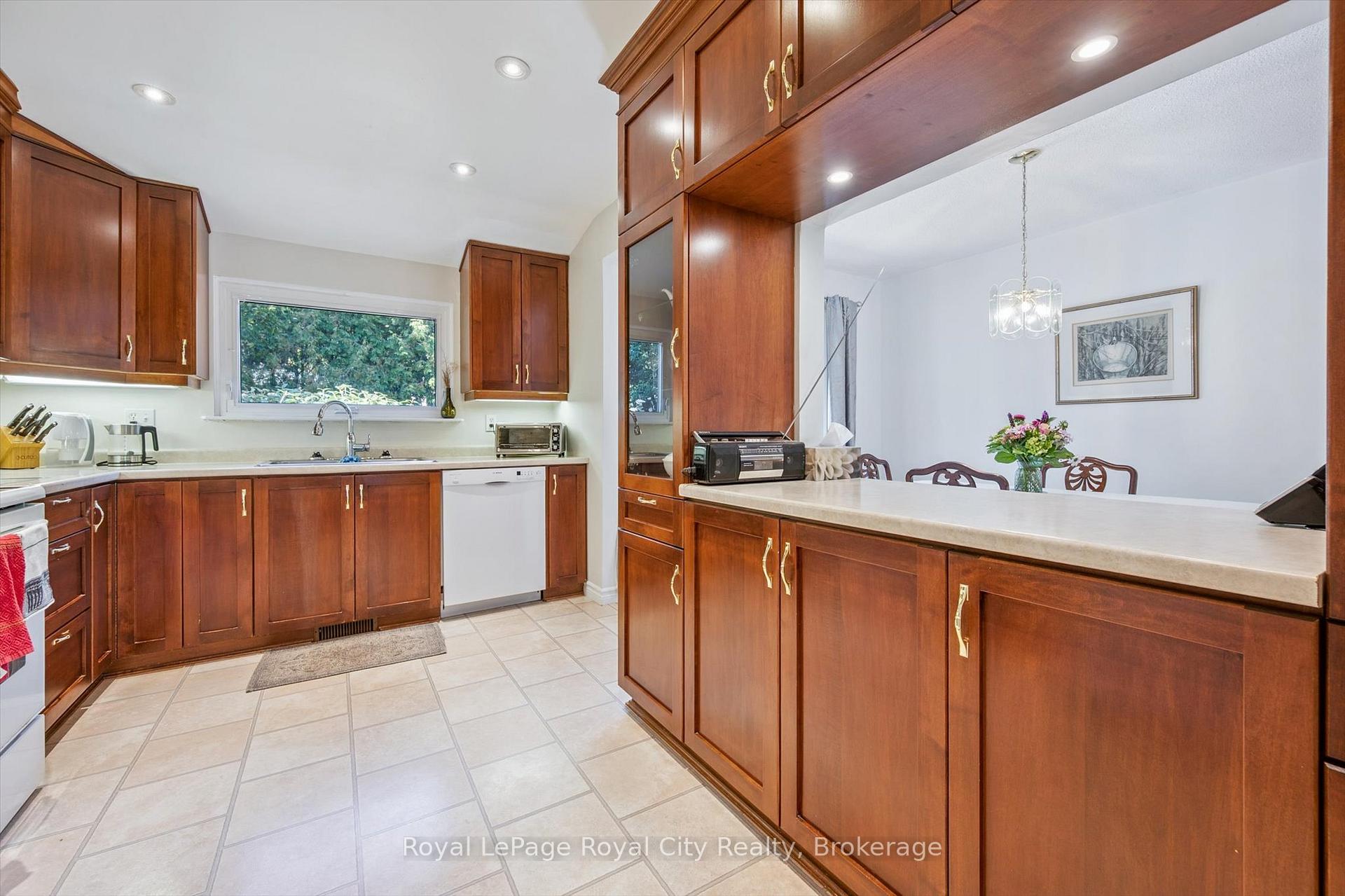 Photo 16 of 6 Fairmeadow Drive, Guelph, Willow West/Sugarbush/West Acres — HOMEH