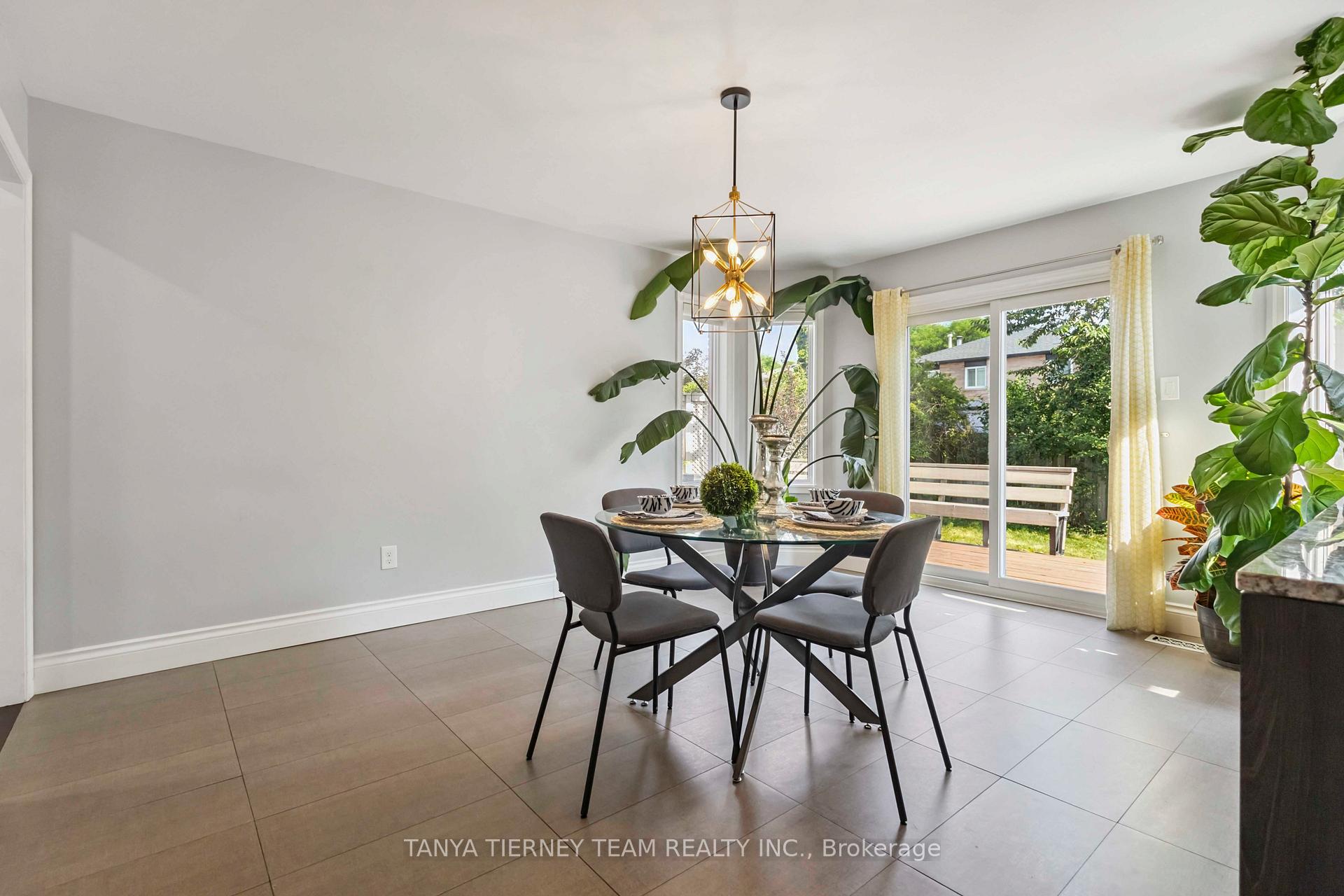 Photo 12 of 46 Foster Crescent, Whitby, Rolling Acres — HOMEH