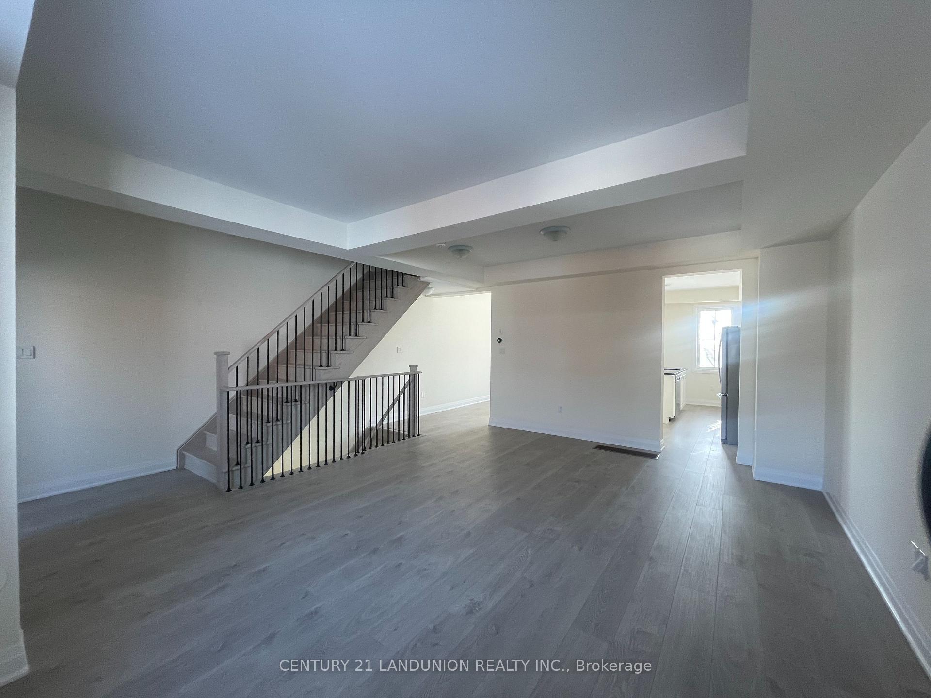 Photo 4 of 17 McConaghy Court, Vaughan, Maple — HOMEH