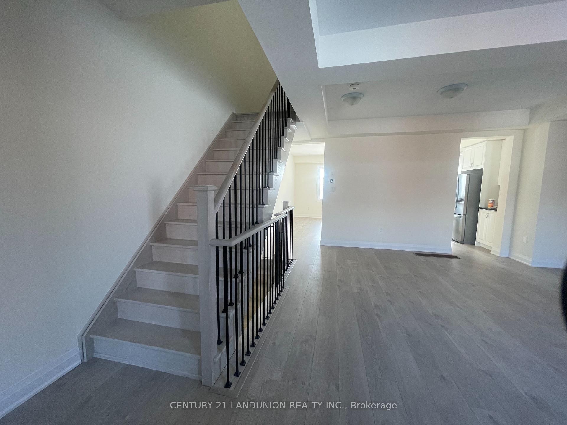 Photo 7 of 17 McConaghy Court, Vaughan, Maple — HOMEH