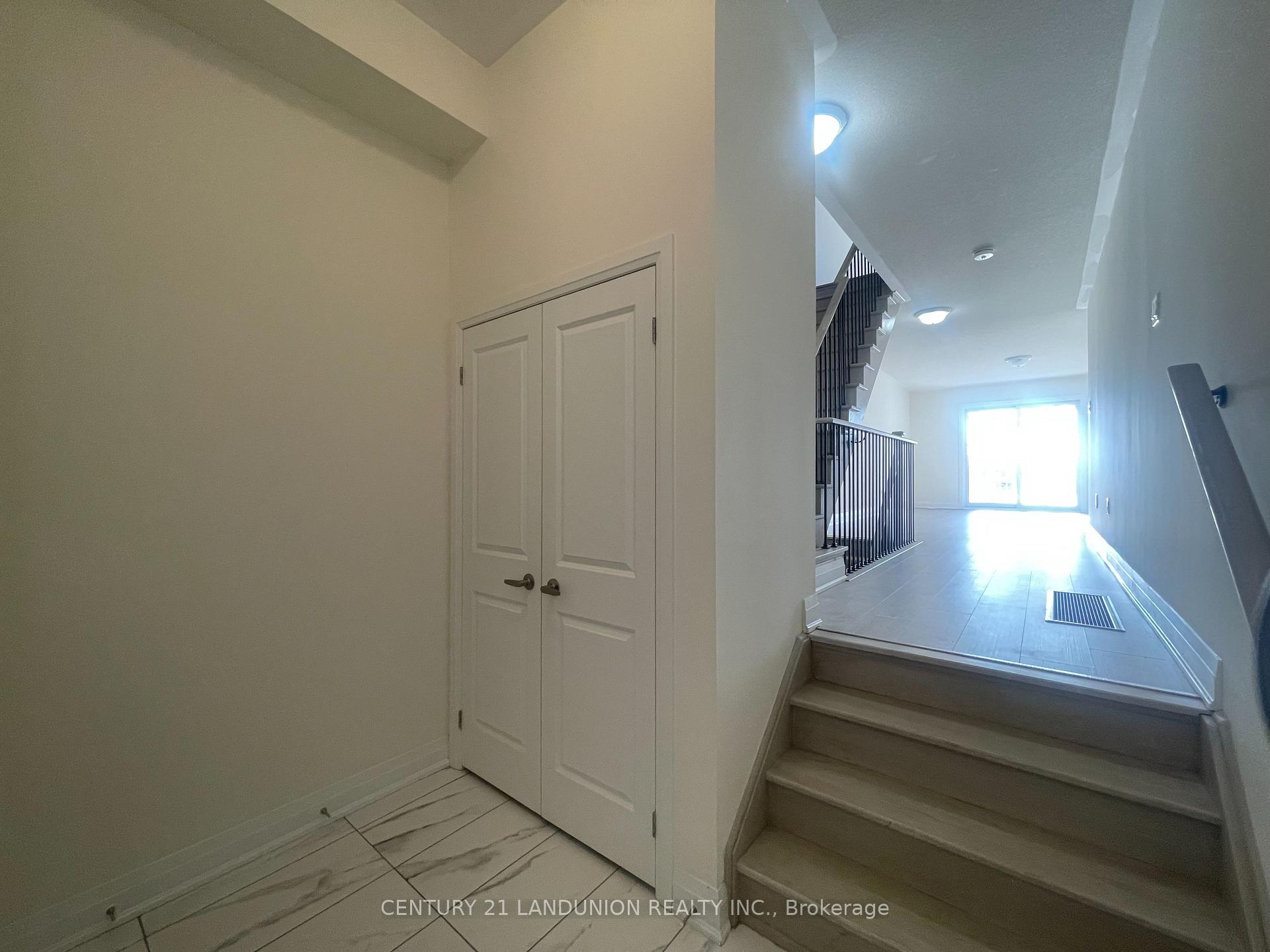 Photo 8 of 17 McConaghy Court, Vaughan, Maple — HOMEH