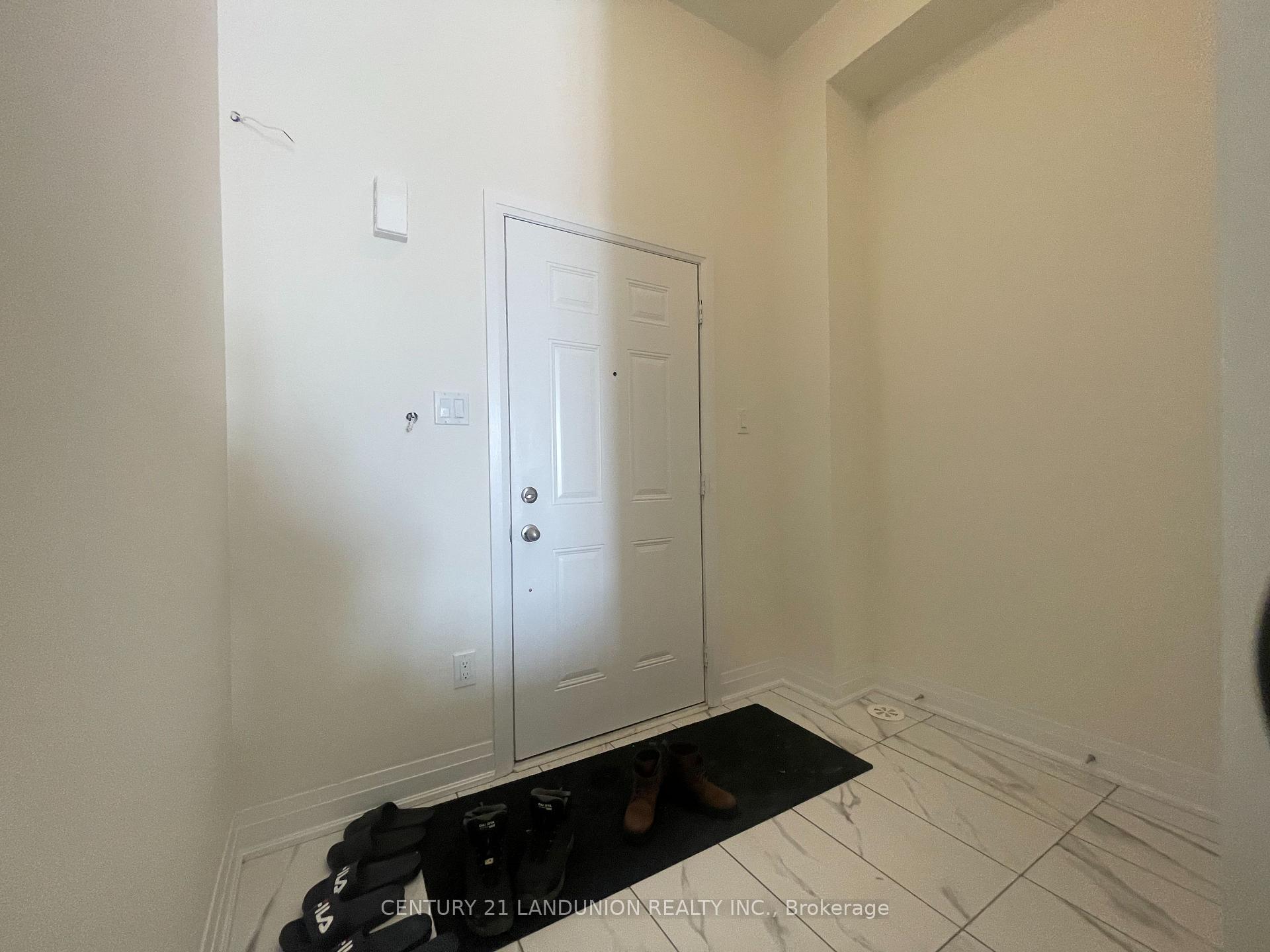 Photo 10 of 17 McConaghy Court, Vaughan, Maple — HOMEH