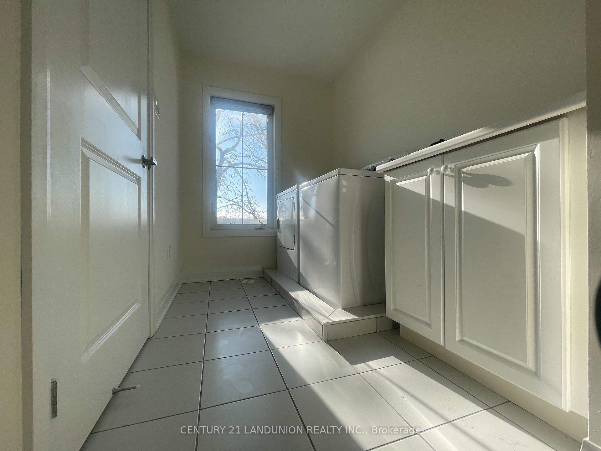 Photo 13 of 17 McConaghy Court, Vaughan, Maple — HOMEH