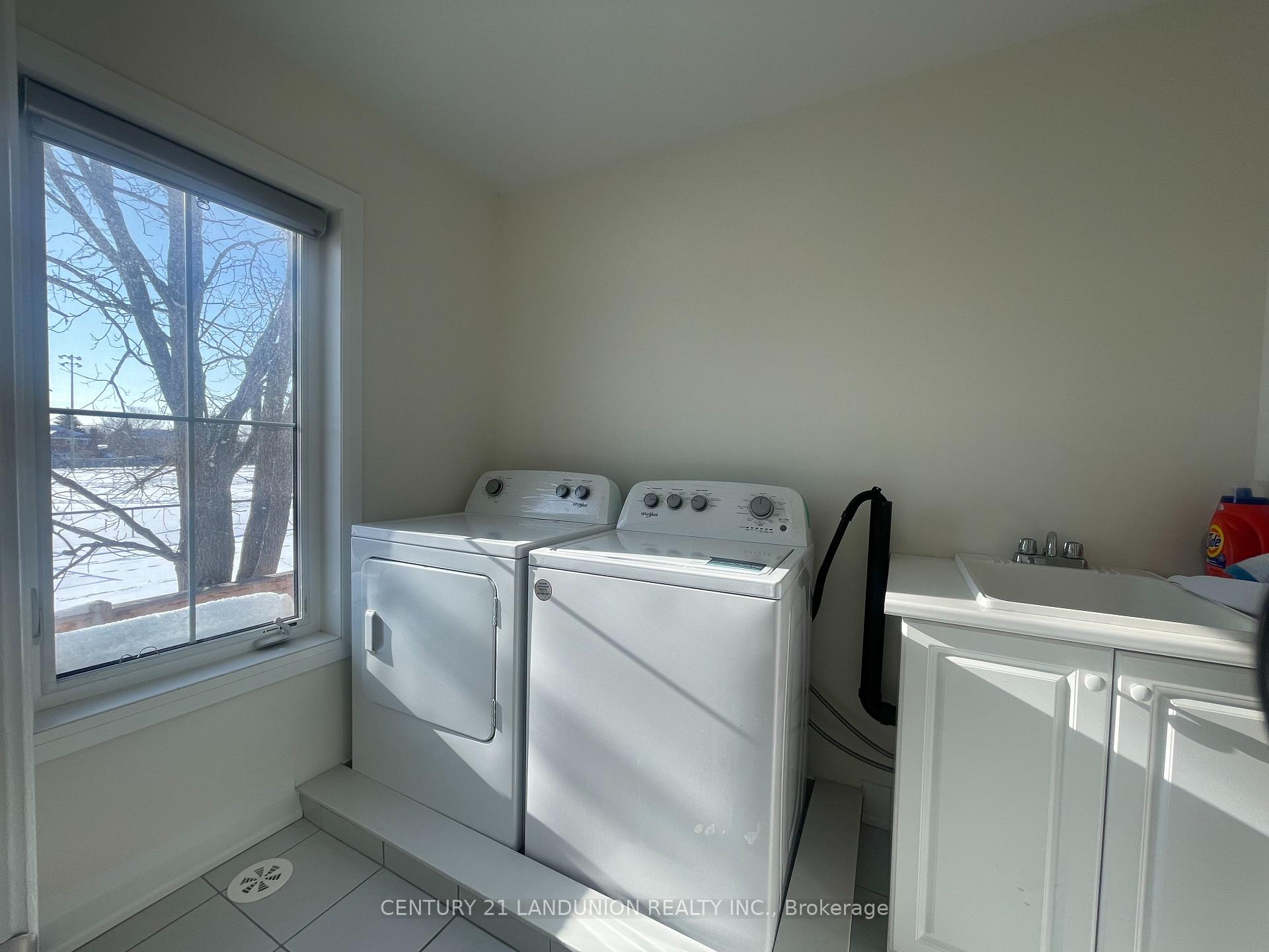 Photo 14 of 17 McConaghy Court, Vaughan, Maple — HOMEH