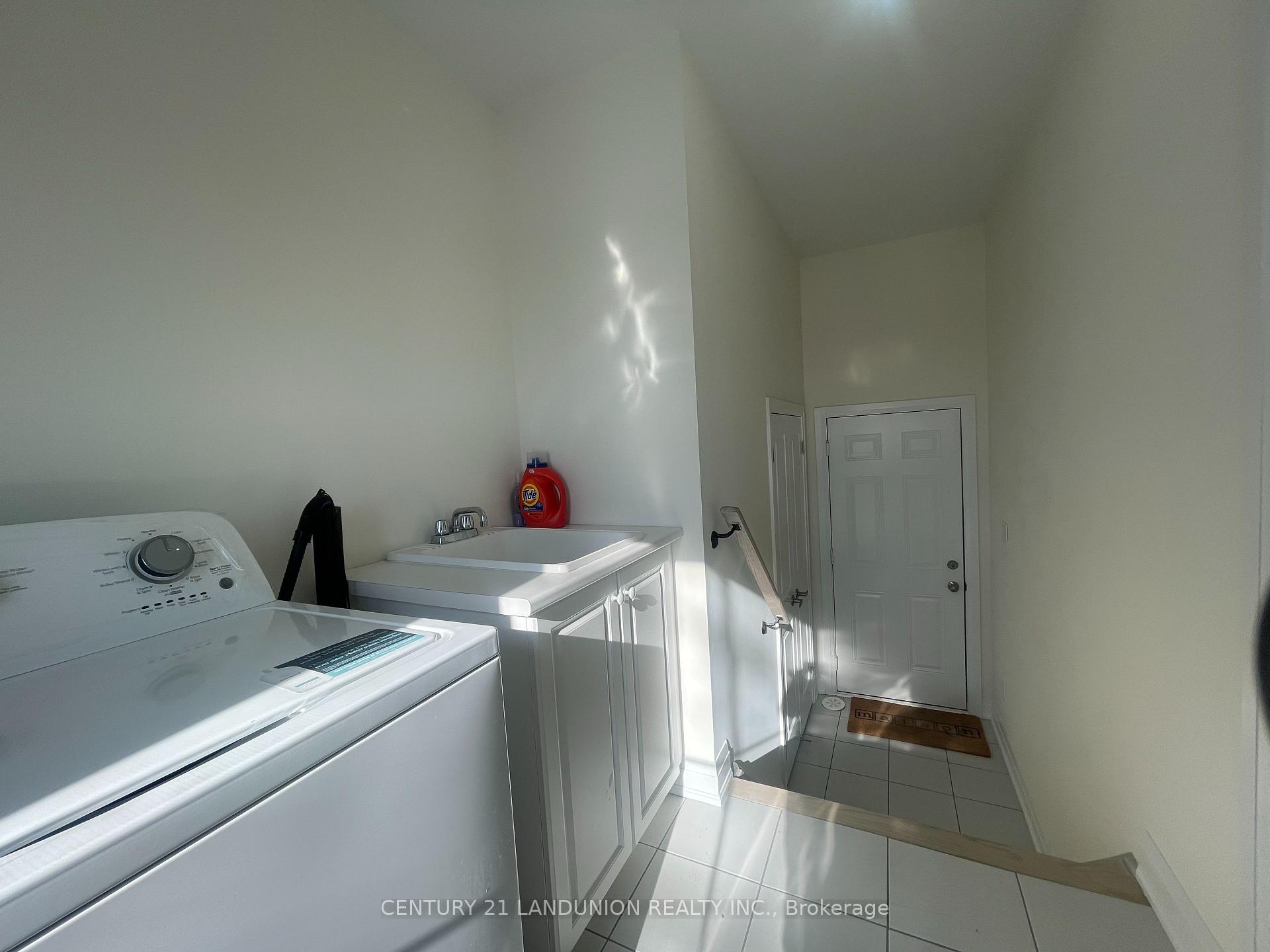 Photo 15 of 17 McConaghy Court, Vaughan, Maple — HOMEH