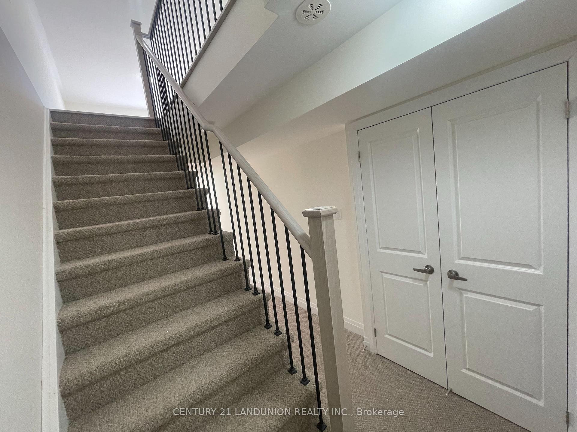 Photo 33 of 17 McConaghy Court, Vaughan, Maple — HOMEH