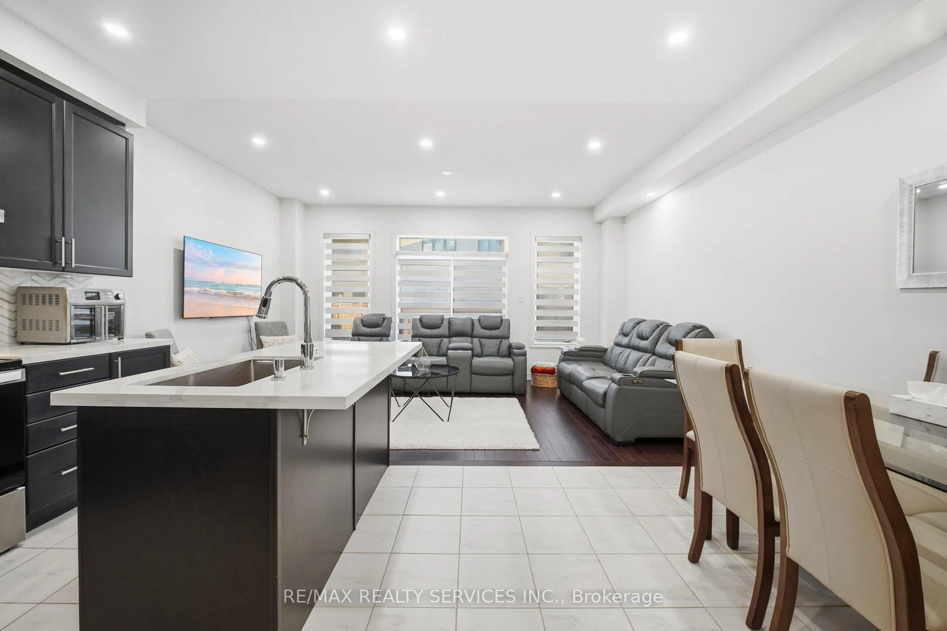 Photo 4 of 127 Adventura Road, Brampton, Northwest Brampton — HOMEH