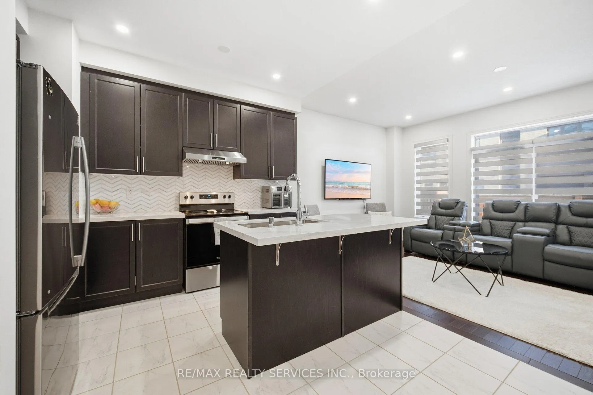 Photo 5 of 127 Adventura Road, Brampton, Northwest Brampton — HOMEH