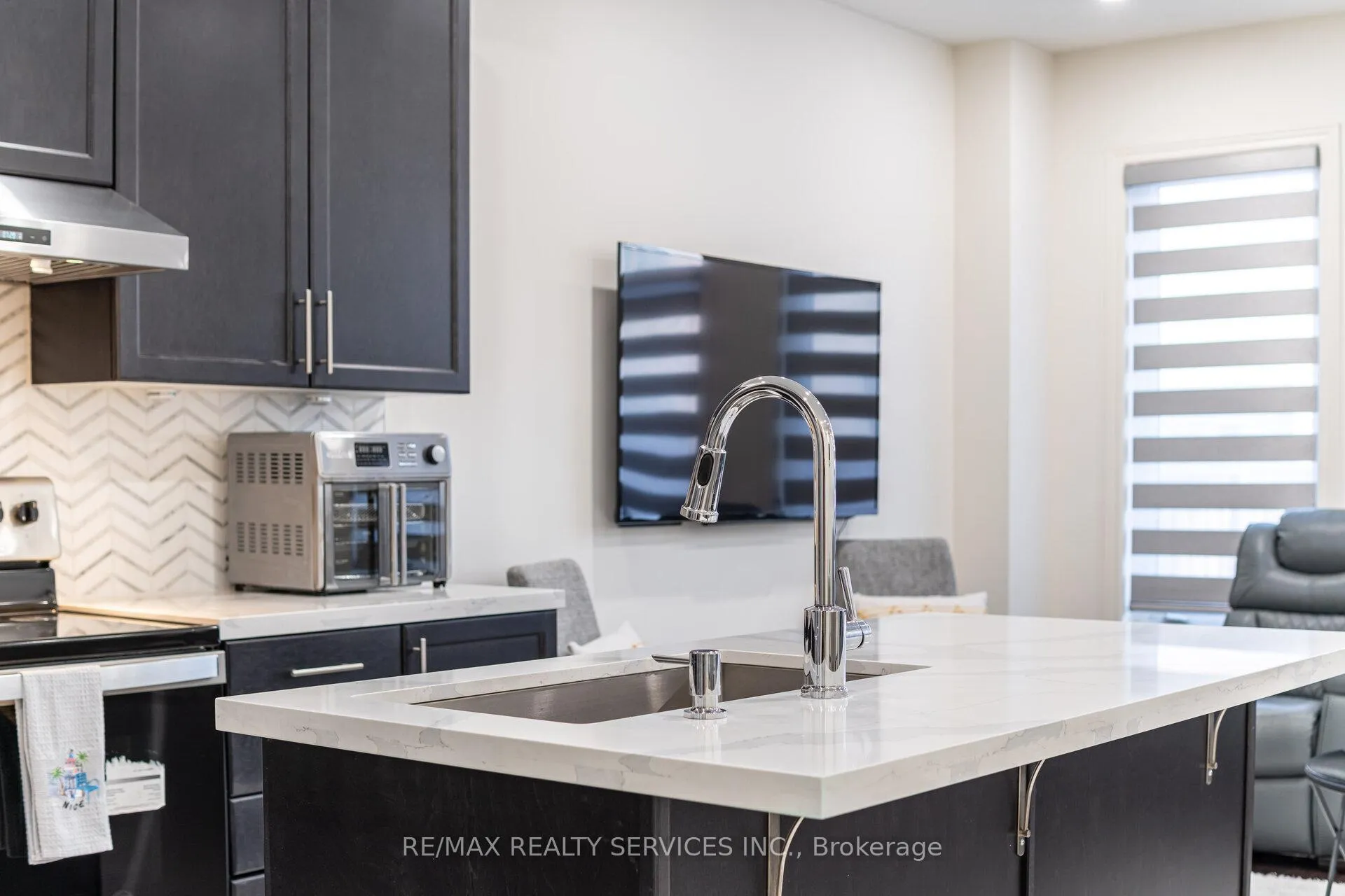 Photo 6 of 127 Adventura Road, Brampton, Northwest Brampton — HOMEH