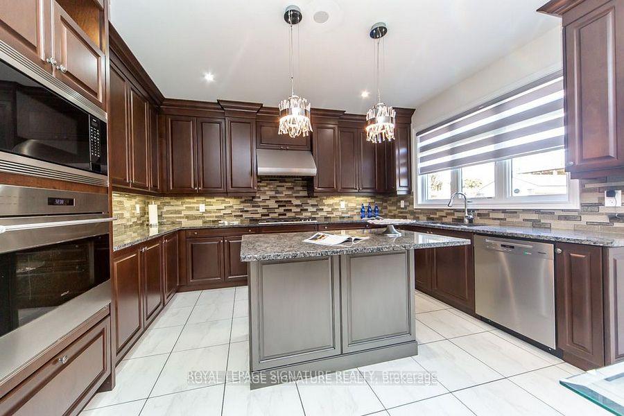 Photo 11 of 37 Royal West Drive, Brampton, Credit Valley — HOMEH