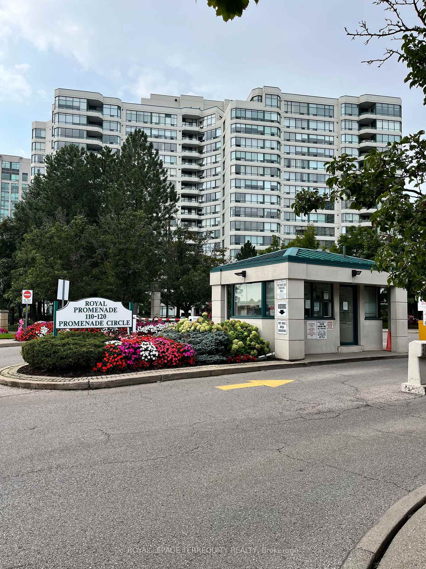 Photo 2 of Unit 310, 110 Promenade Circle, Vaughan, Brownridge — HOMEH