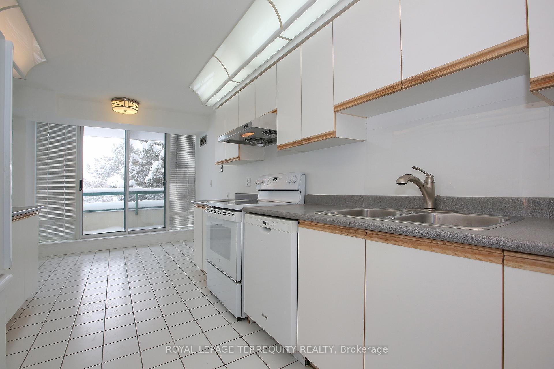 Photo 6 of Unit 310, 110 Promenade Circle, Vaughan, Brownridge — HOMEH