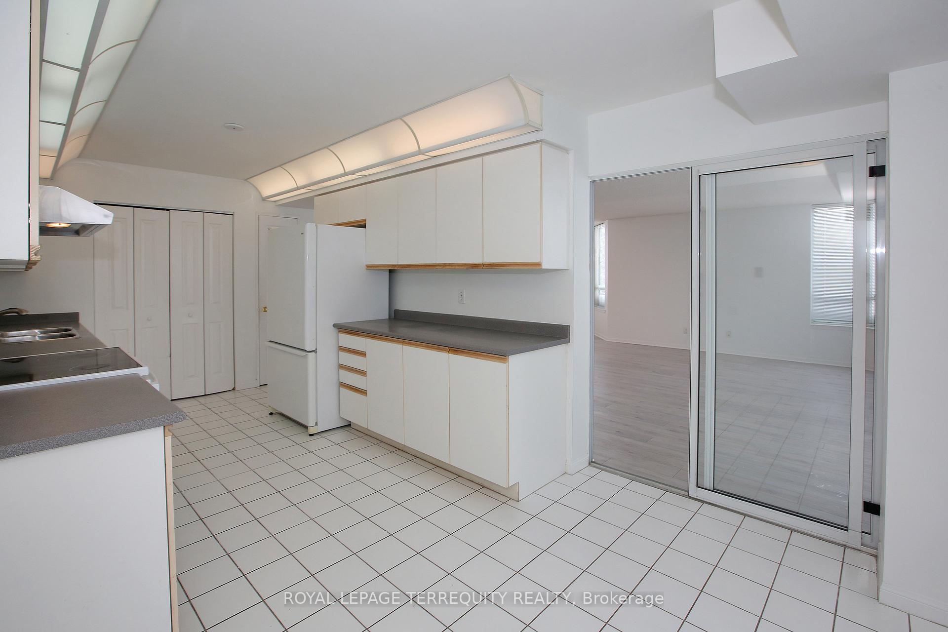 Photo 7 of Unit 310, 110 Promenade Circle, Vaughan, Brownridge — HOMEH