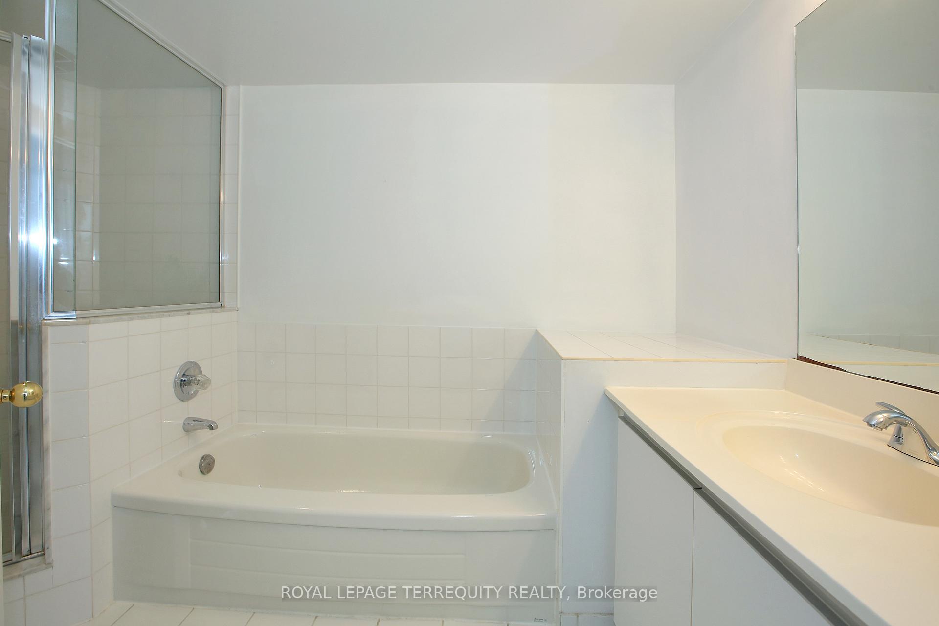 Photo 10 of Unit 310, 110 Promenade Circle, Vaughan, Brownridge — HOMEH