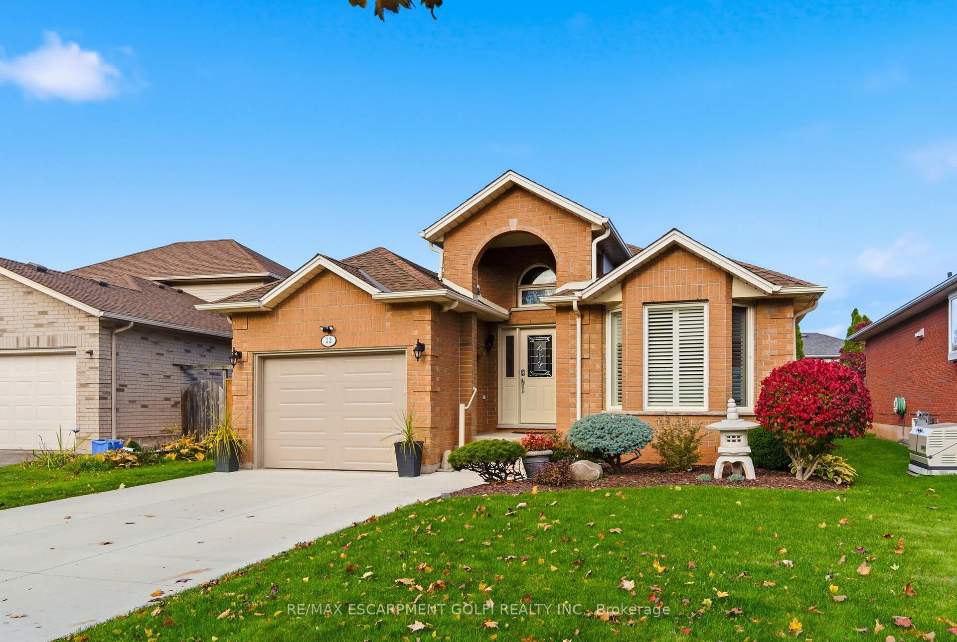 Photo 2 of 13 Colonial Crescent, Grimsby, Grimsby East — HOMEH