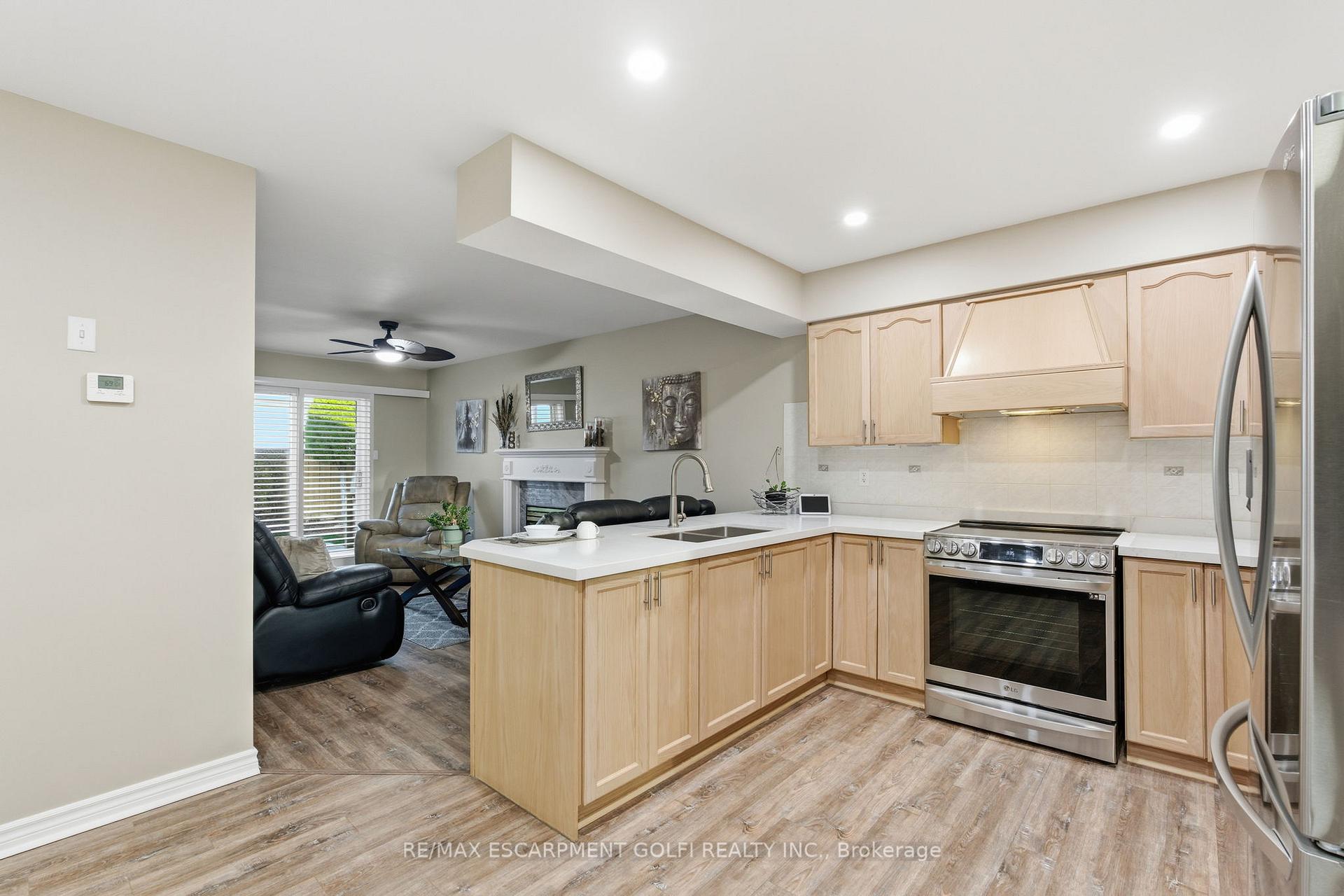 Photo 7 of 13 Colonial Crescent, Grimsby, Grimsby East — HOMEH