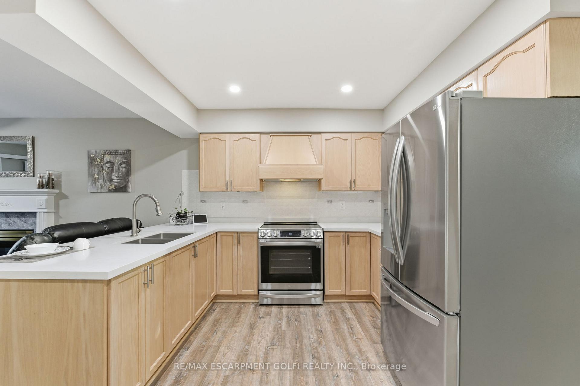Photo 8 of 13 Colonial Crescent, Grimsby, Grimsby East — HOMEH