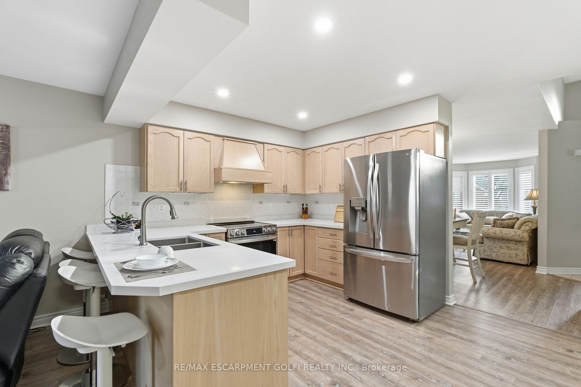 Photo 9 of 13 Colonial Crescent, Grimsby, Grimsby East — HOMEH