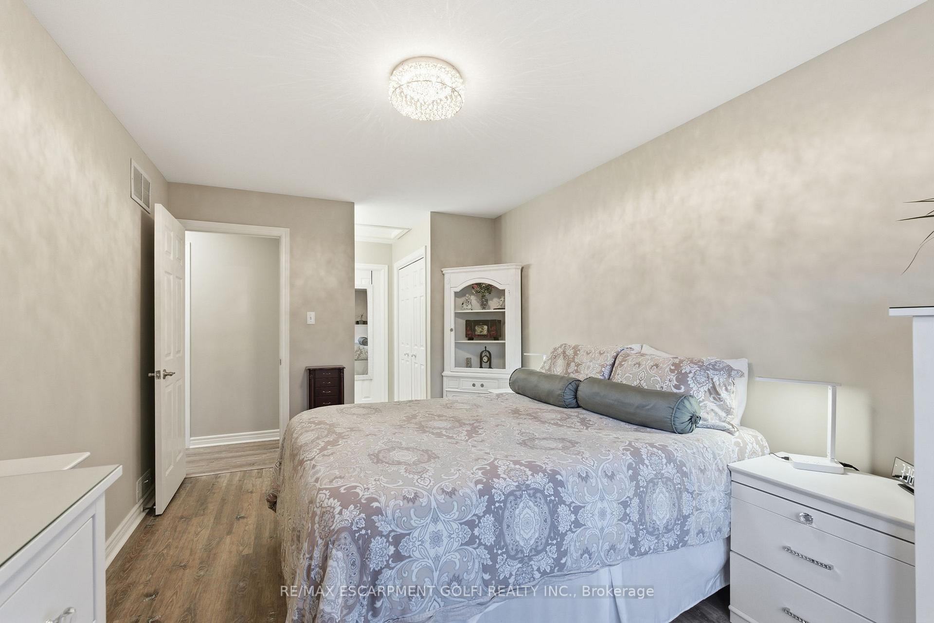 Photo 14 of 13 Colonial Crescent, Grimsby, Grimsby East — HOMEH