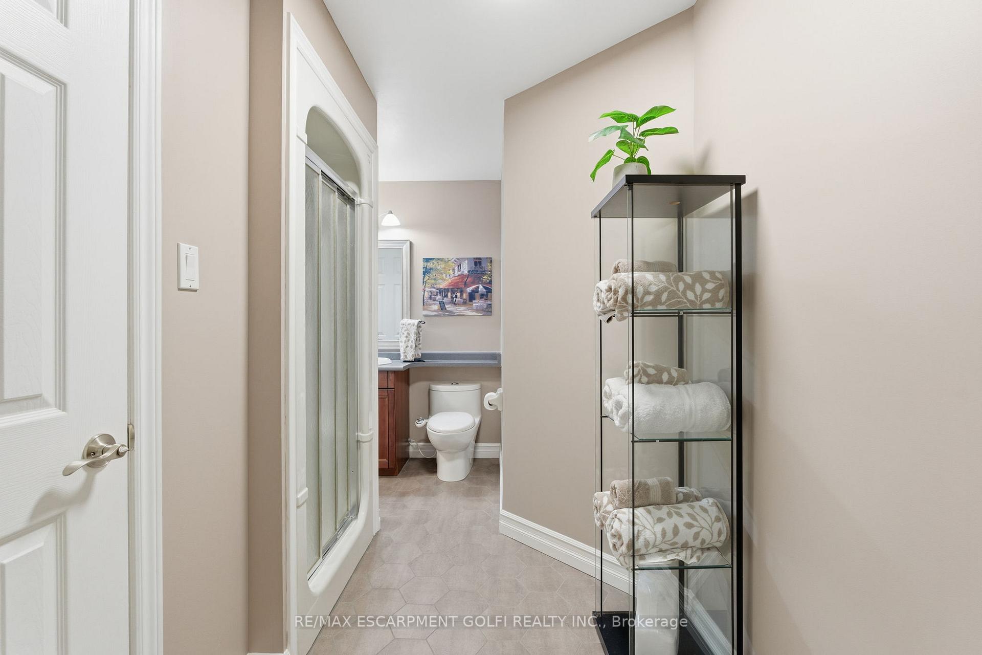 Photo 17 of 13 Colonial Crescent, Grimsby, Grimsby East — HOMEH