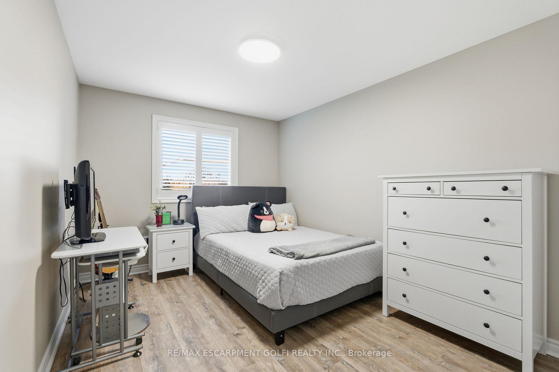 Photo 18 of 13 Colonial Crescent, Grimsby, Grimsby East — HOMEH