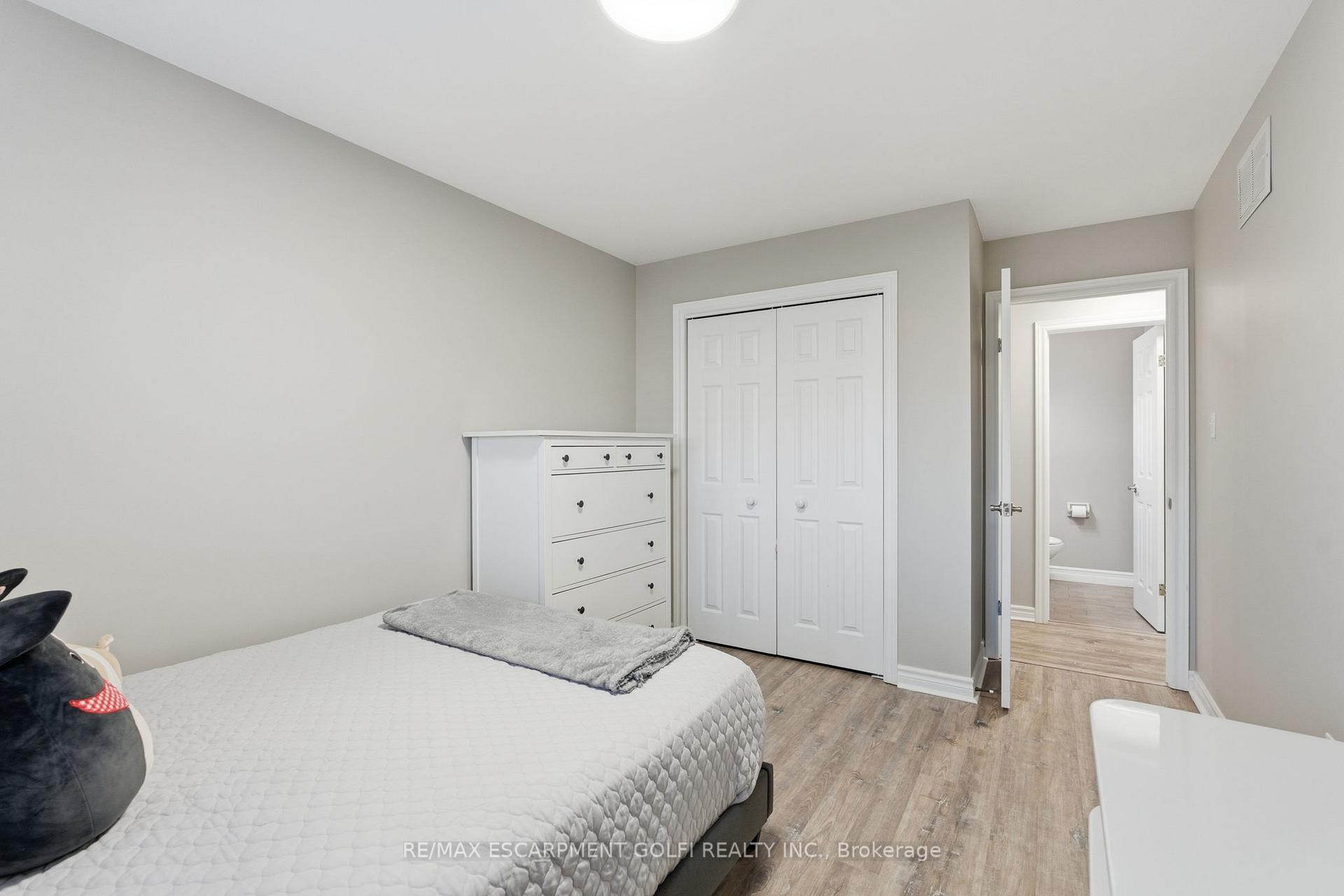 Photo 19 of 13 Colonial Crescent, Grimsby, Grimsby East — HOMEH
