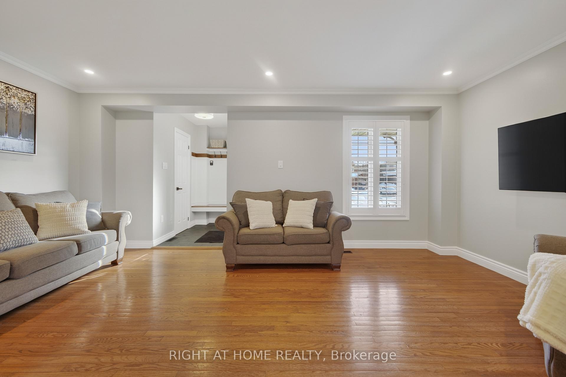 Photo 15 of 42 Drake Drive, Barrie, Painswick South — HOMEH