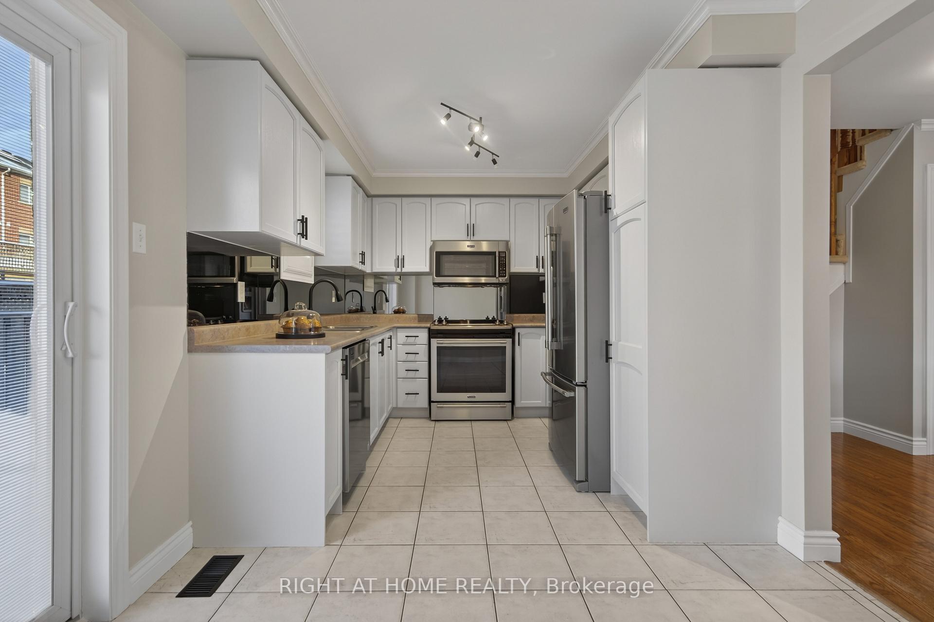 Photo 39 of 42 Drake Drive, Barrie, Painswick South — HOMEH