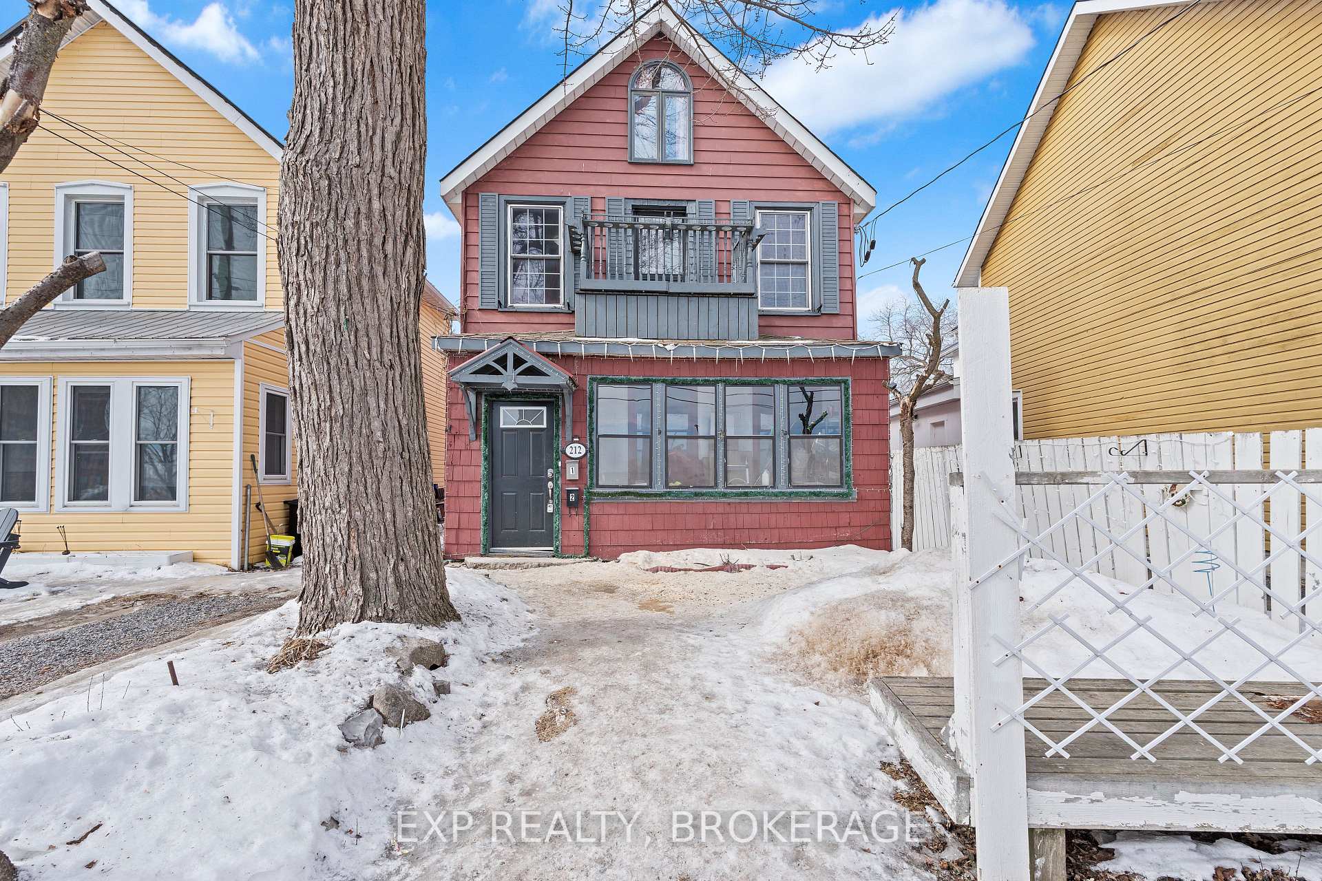 Front of 212 Rideau Street